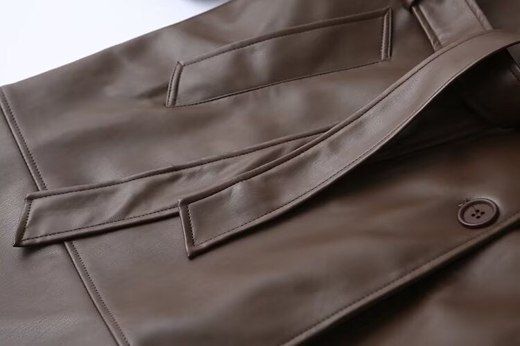 Langer Trenchcoat aus Kunstleder – Edler Statement-Look